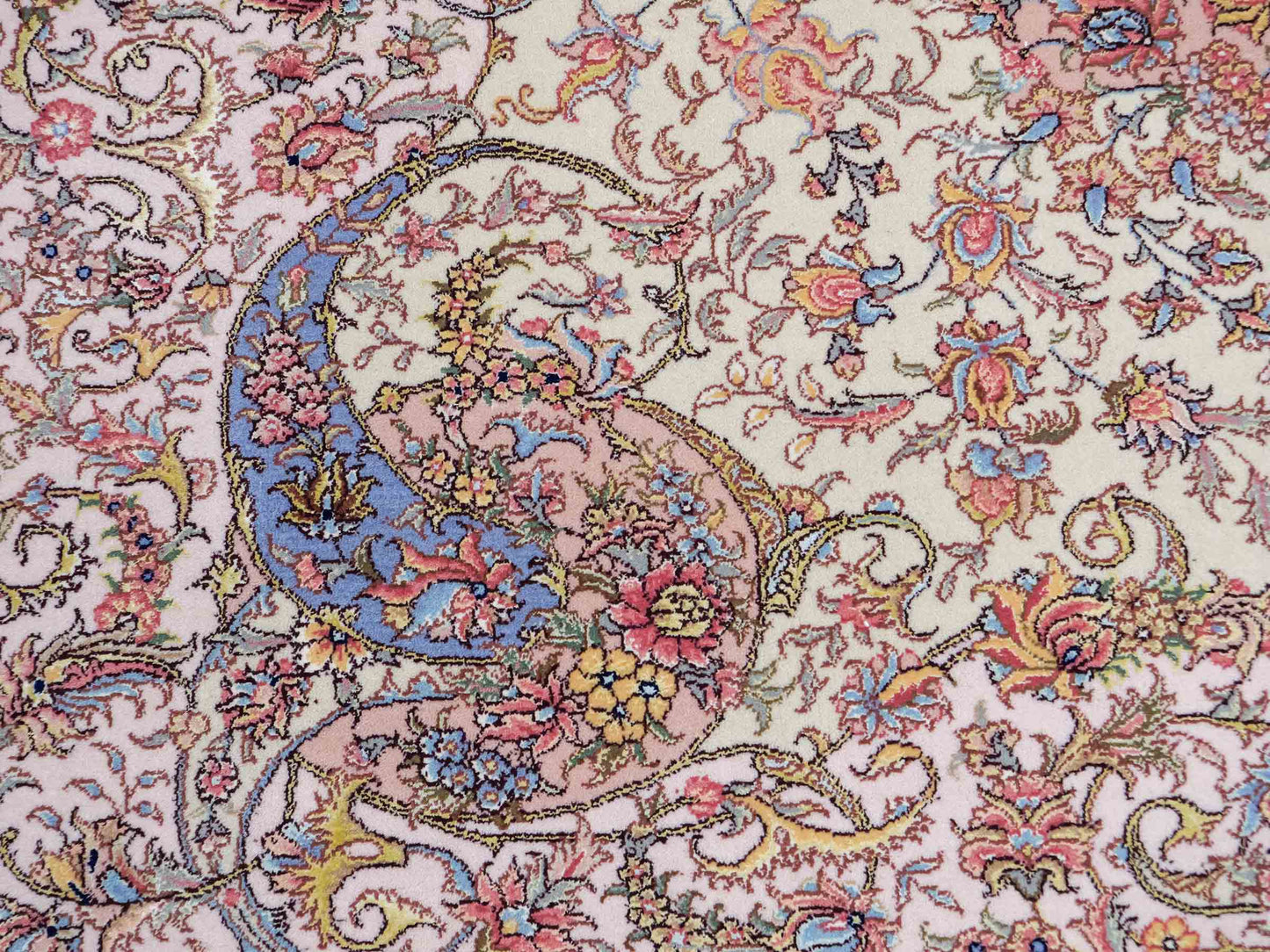 Sehr feiner, handgeknüpfter Khademi Orientteppich mit Täbriz Design aus Wolle mit Seide, creme, grün. 309x250 cm. Vertrieb durch Jupiter Intl.