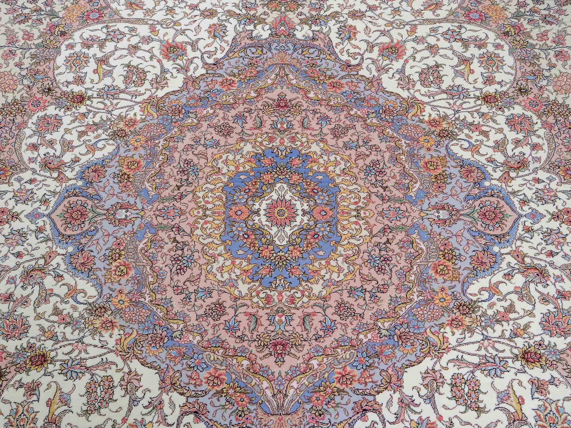 Sehr feiner, handgeknüpfter Khademi Orientteppich mit Täbriz Design aus Wolle mit Seide, creme, grün. 309x250 cm. Vertrieb durch Jupiter Intl.
