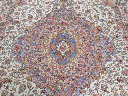 Sehr feiner, handgeknüpfter Khademi Orientteppich mit Täbriz Design aus Wolle mit Seide, creme, grün. 309x250 cm. Vertrieb durch Jupiter Intl.