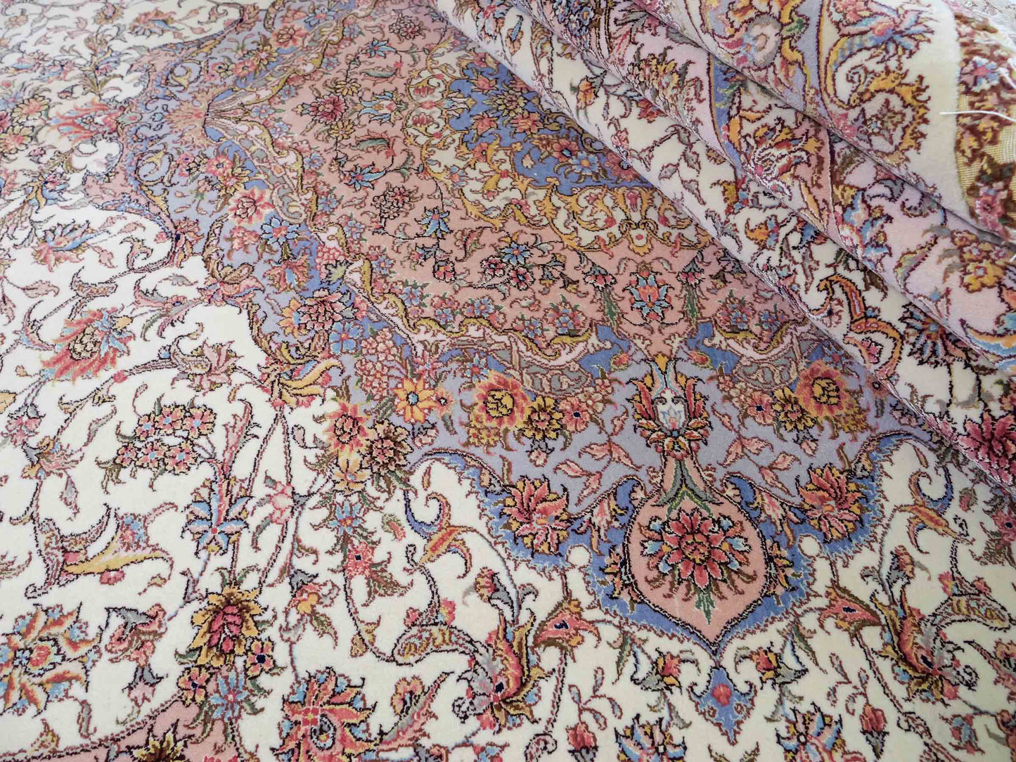 Sehr feiner, handgeknüpfter Khademi Orientteppich mit Täbriz Design aus Wolle mit Seide, creme, grün. 309x250 cm. Vertrieb durch Jupiter Intl.