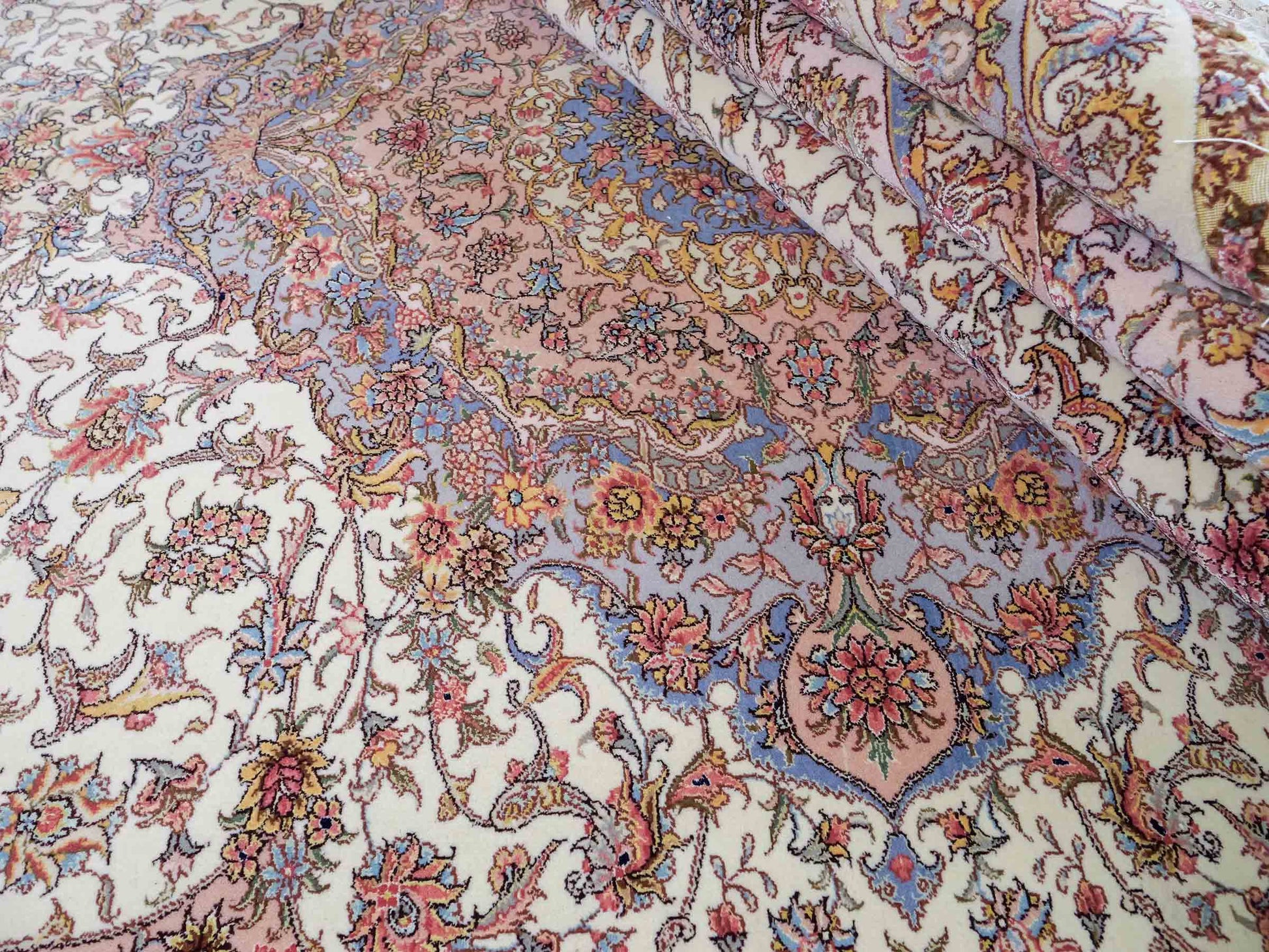 Sehr feiner, handgeknüpfter Khademi Orientteppich mit Täbriz Design aus Wolle mit Seide, creme, grün. 309x250 cm. Vertrieb durch Jupiter Intl.