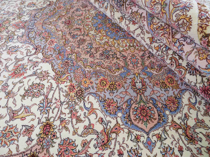 Sehr feiner, handgeknüpfter Khademi Orientteppich mit Täbriz Design aus Wolle mit Seide, creme, grün. 309x250 cm. Vertrieb durch Jupiter Intl.