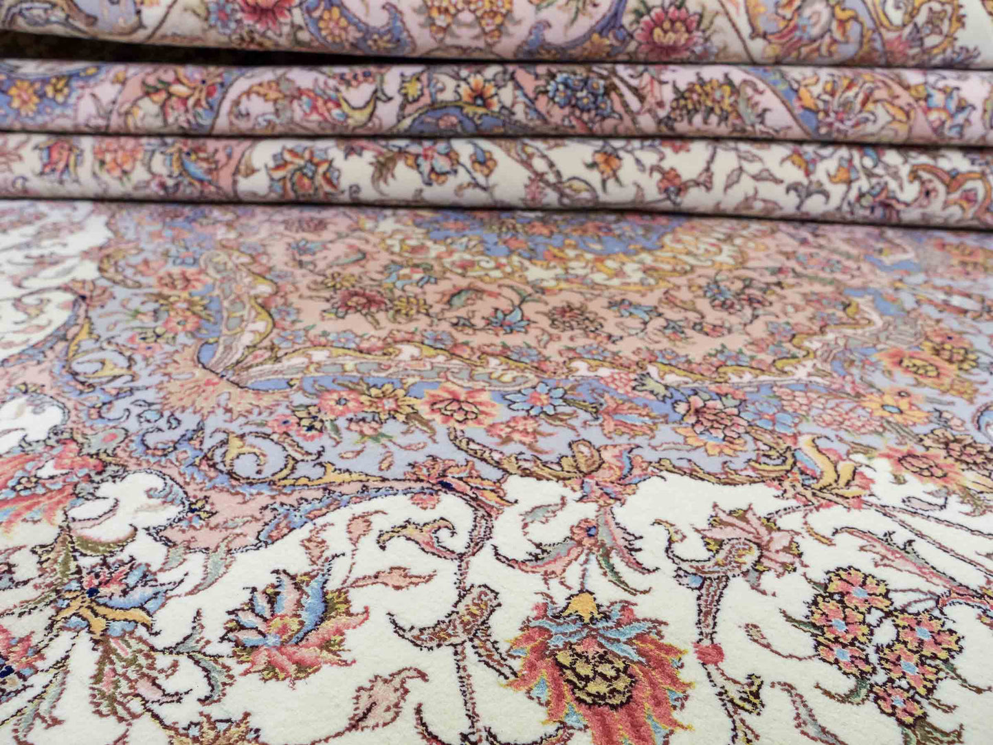 Sehr feiner, handgeknüpfter Khademi Orientteppich mit Täbriz Design aus Wolle mit Seide, creme, grün. 309x250 cm. Vertrieb durch Jupiter Intl.