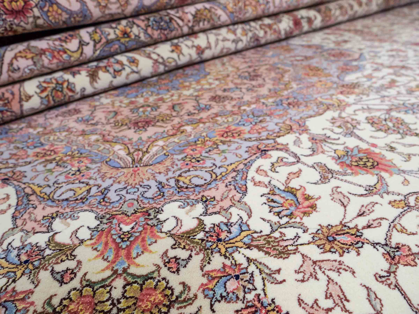 Sehr feiner, handgeknüpfter Khademi Orientteppich mit Täbriz Design aus Wolle mit Seide, creme, grün. 309x250 cm. Vertrieb durch Jupiter Intl.