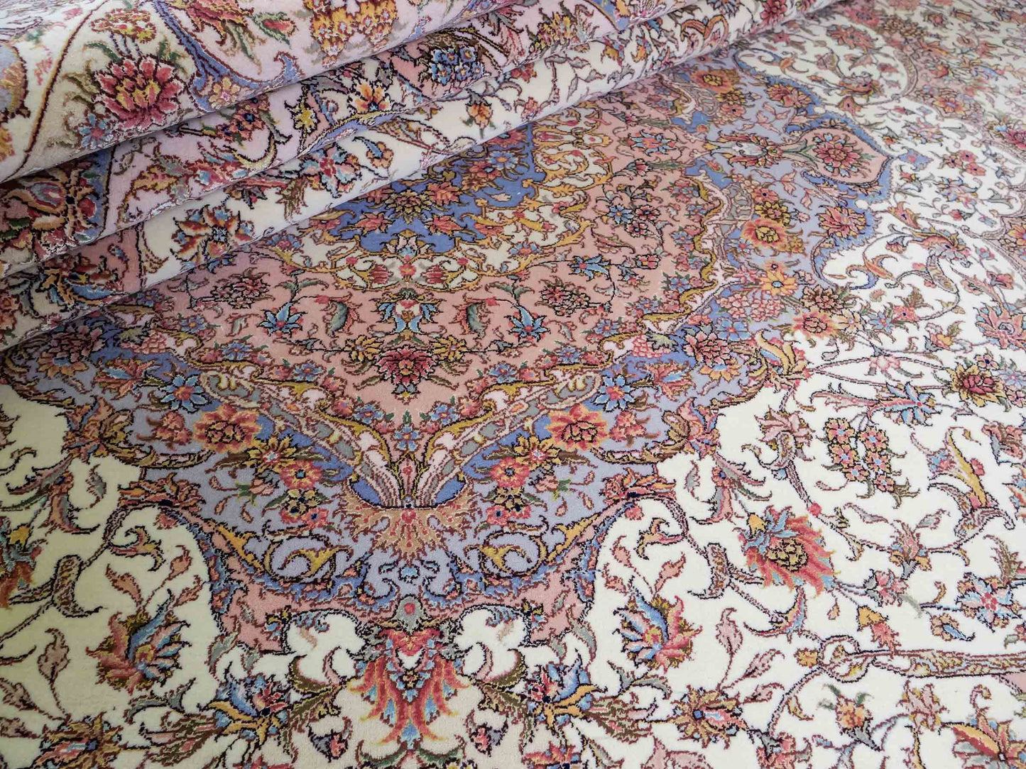 Sehr feiner, handgeknüpfter Khademi Orientteppich mit Täbriz Design aus Wolle mit Seide, creme, grün. 309x250 cm. Vertrieb durch Jupiter Intl.