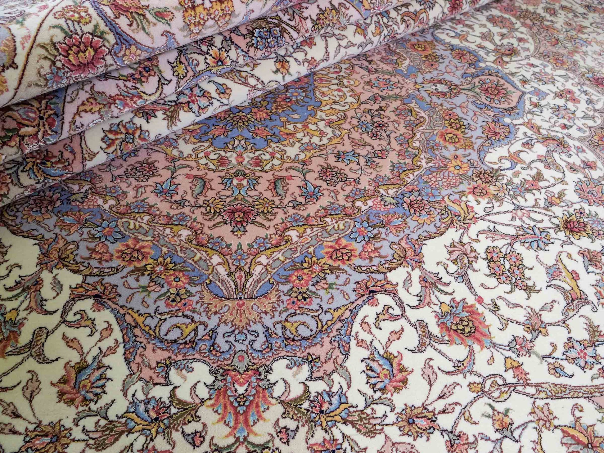 Sehr feiner, handgeknüpfter Khademi Orientteppich mit Täbriz Design aus Wolle mit Seide, creme, grün. 309x250 cm. Vertrieb durch Jupiter Intl.