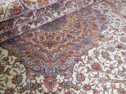 Sehr feiner, handgeknüpfter Khademi Orientteppich mit Täbriz Design aus Wolle mit Seide, creme, grün. 309x250 cm. Vertrieb durch Jupiter Intl.