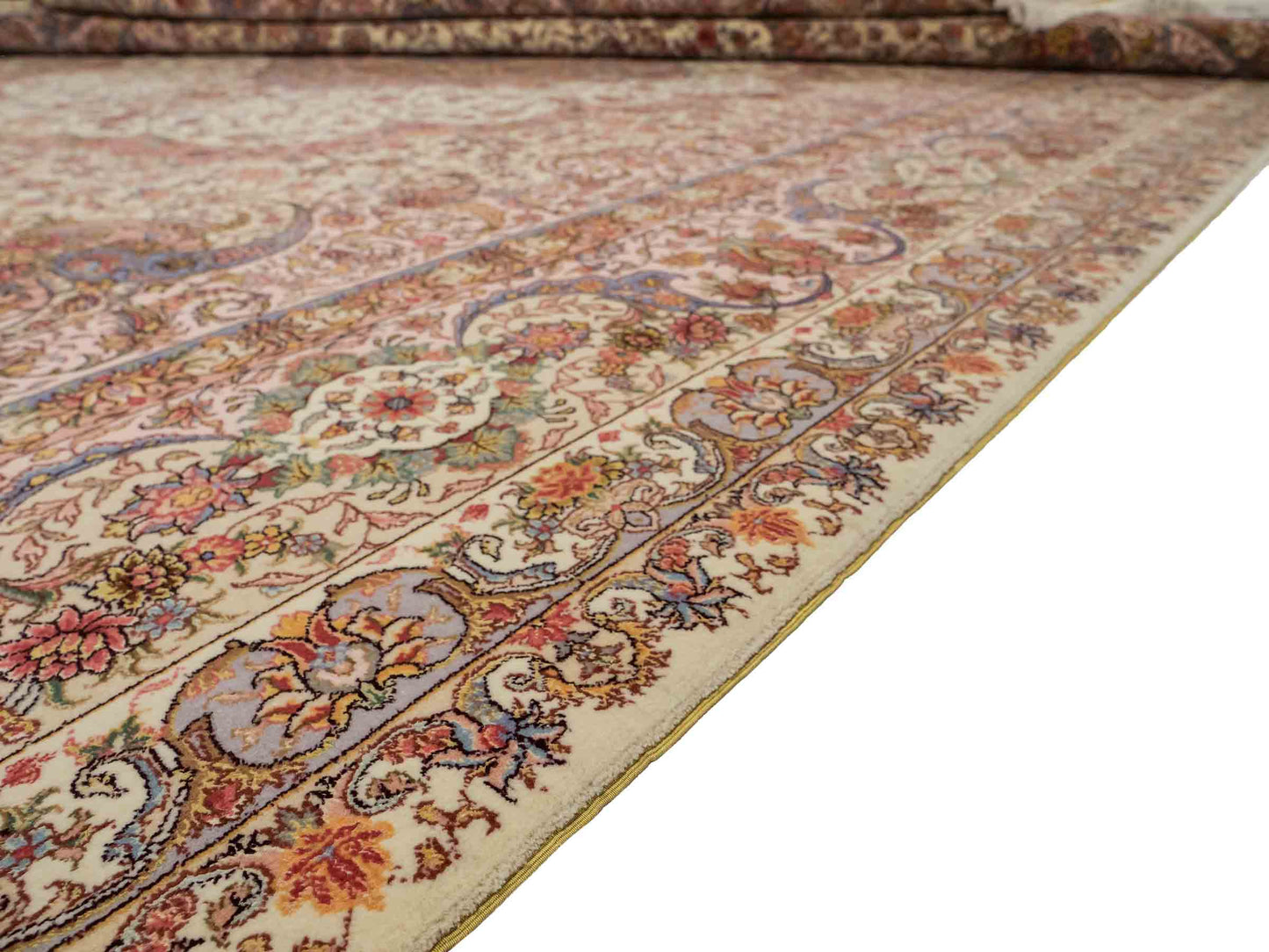 Sehr feiner, handgeknüpfter Khademi Orientteppich mit Täbriz Design aus Wolle mit Seide, creme, grün. 309x250 cm. Vertrieb durch Jupiter Intl.