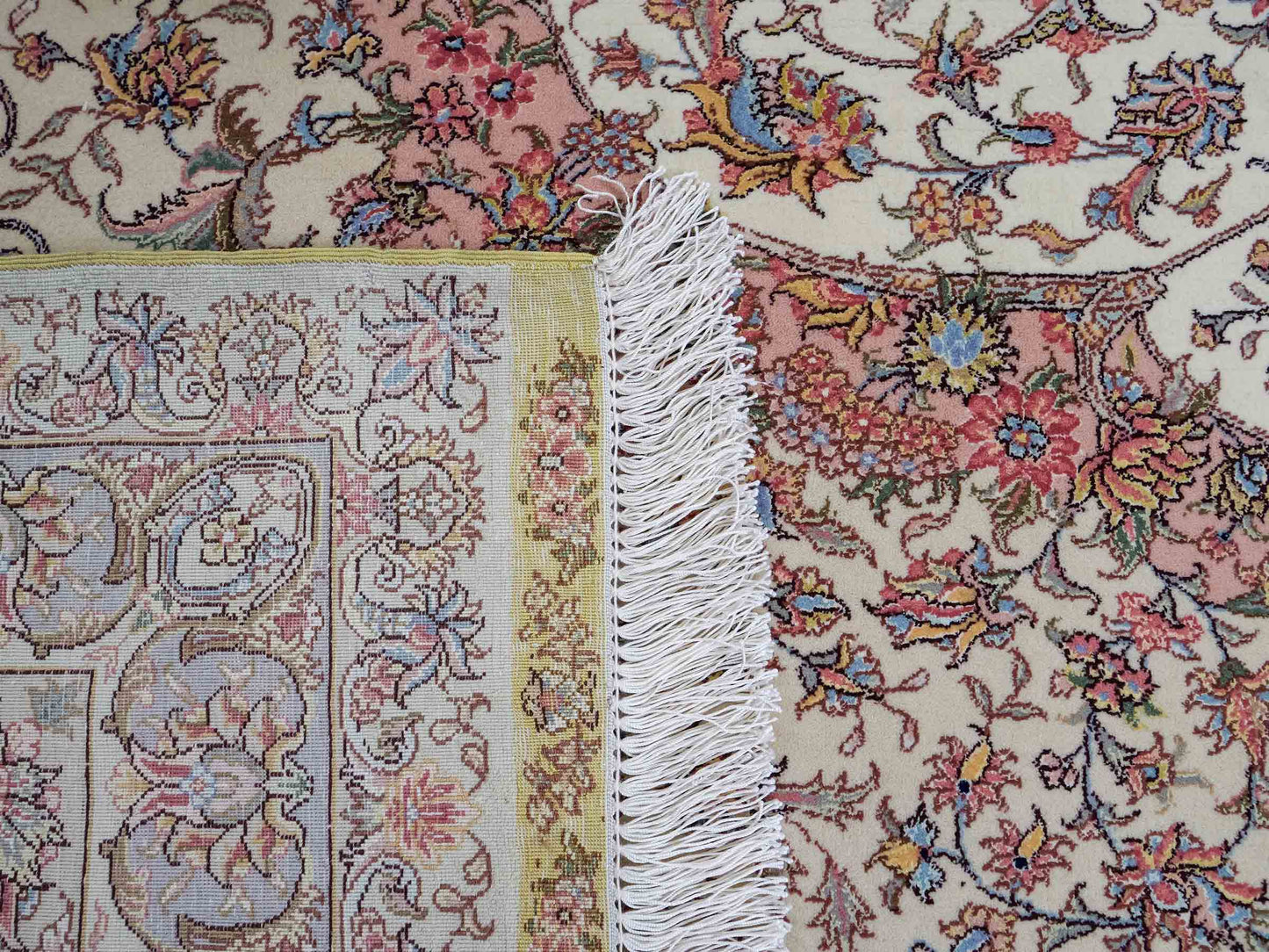 Sehr feiner, handgeknüpfter Khademi Orientteppich mit Täbriz Design aus Wolle mit Seide, creme, grün. 309x250 cm. Vertrieb durch Jupiter Intl.