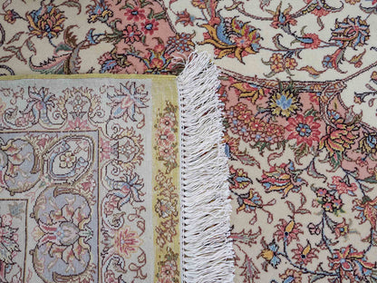 Sehr feiner, handgeknüpfter Khademi Orientteppich mit Täbriz Design aus Wolle mit Seide, creme, grün. 309x250 cm. Vertrieb durch Jupiter Intl.