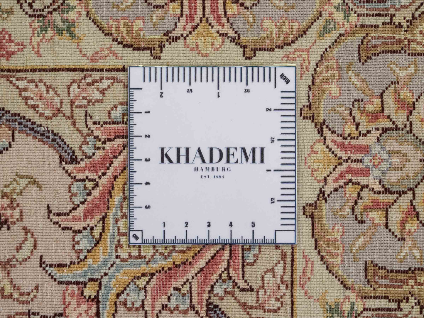Sehr feiner, handgeknüpfter Khademi Orientteppich mit Täbriz Design aus Wolle mit Seide, creme, grün. 309x250 cm. Vertrieb durch Jupiter Intl.
