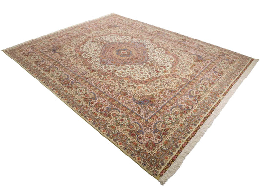Sehr feiner, handgeknüpfter Khademi Orientteppich mit Täbriz Design aus Wolle mit Seide, creme, grün. 309x250 cm. Vertrieb durch Jupiter Intl.