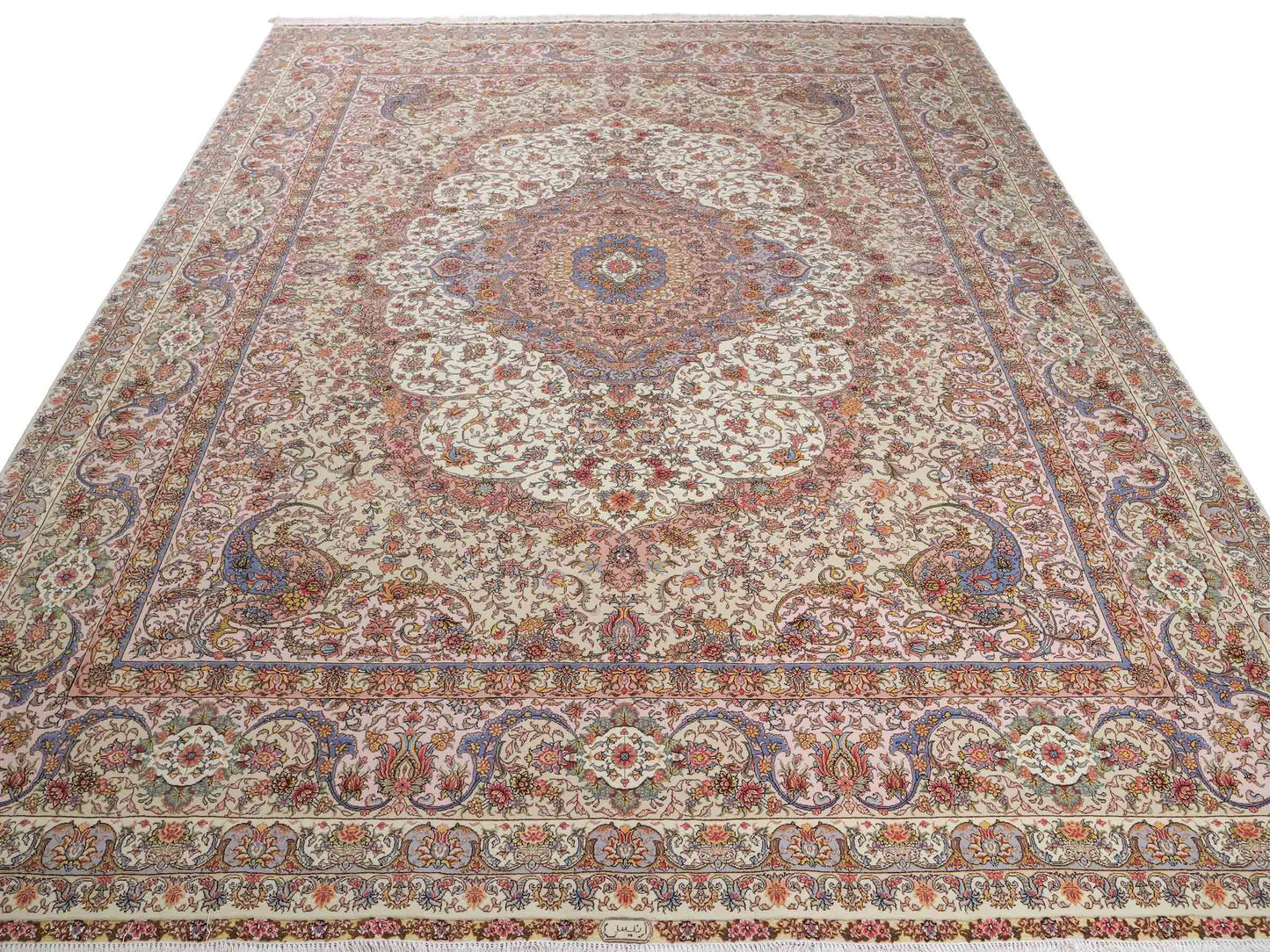 Sehr feiner, handgeknüpfter Khademi Orientteppich mit Täbriz Design aus Wolle mit Seide, creme, grün. 309x250 cm. Vertrieb durch Jupiter Intl.