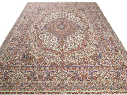 Sehr feiner, handgeknüpfter Khademi Orientteppich mit Täbriz Design aus Wolle mit Seide, creme, grün. 309x250 cm. Vertrieb durch Jupiter Intl.