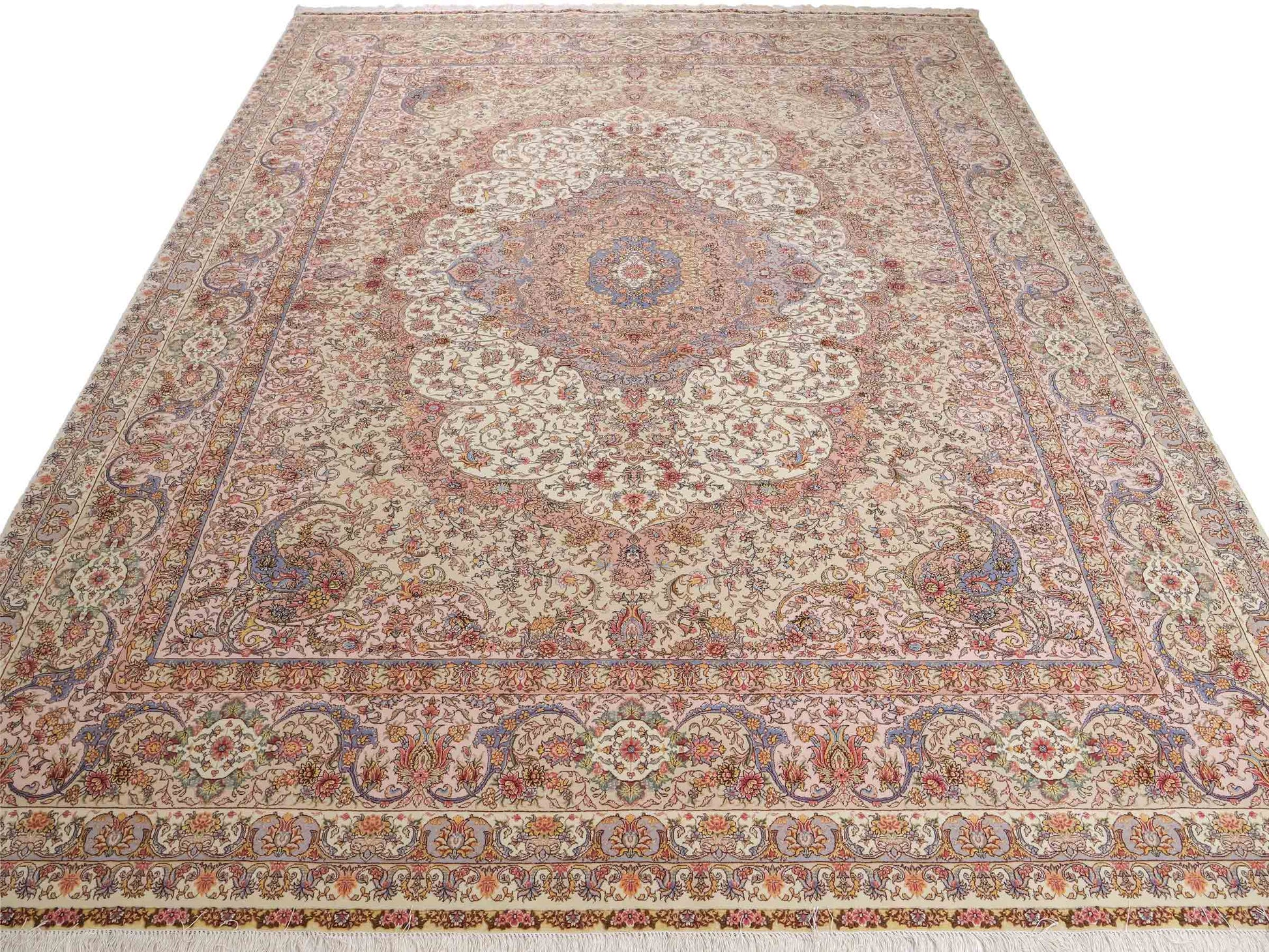 Sehr feiner, handgeknüpfter Khademi Orientteppich mit Täbriz Design aus Wolle mit Seide, creme, grün. 309x250 cm. Vertrieb durch Jupiter Intl.