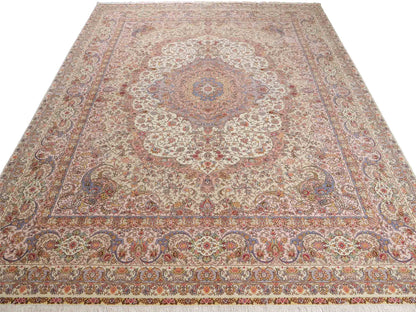 Sehr feiner, handgeknüpfter Khademi Orientteppich mit Täbriz Design aus Wolle mit Seide, creme, grün. 309x250 cm. Vertrieb durch Jupiter Intl.