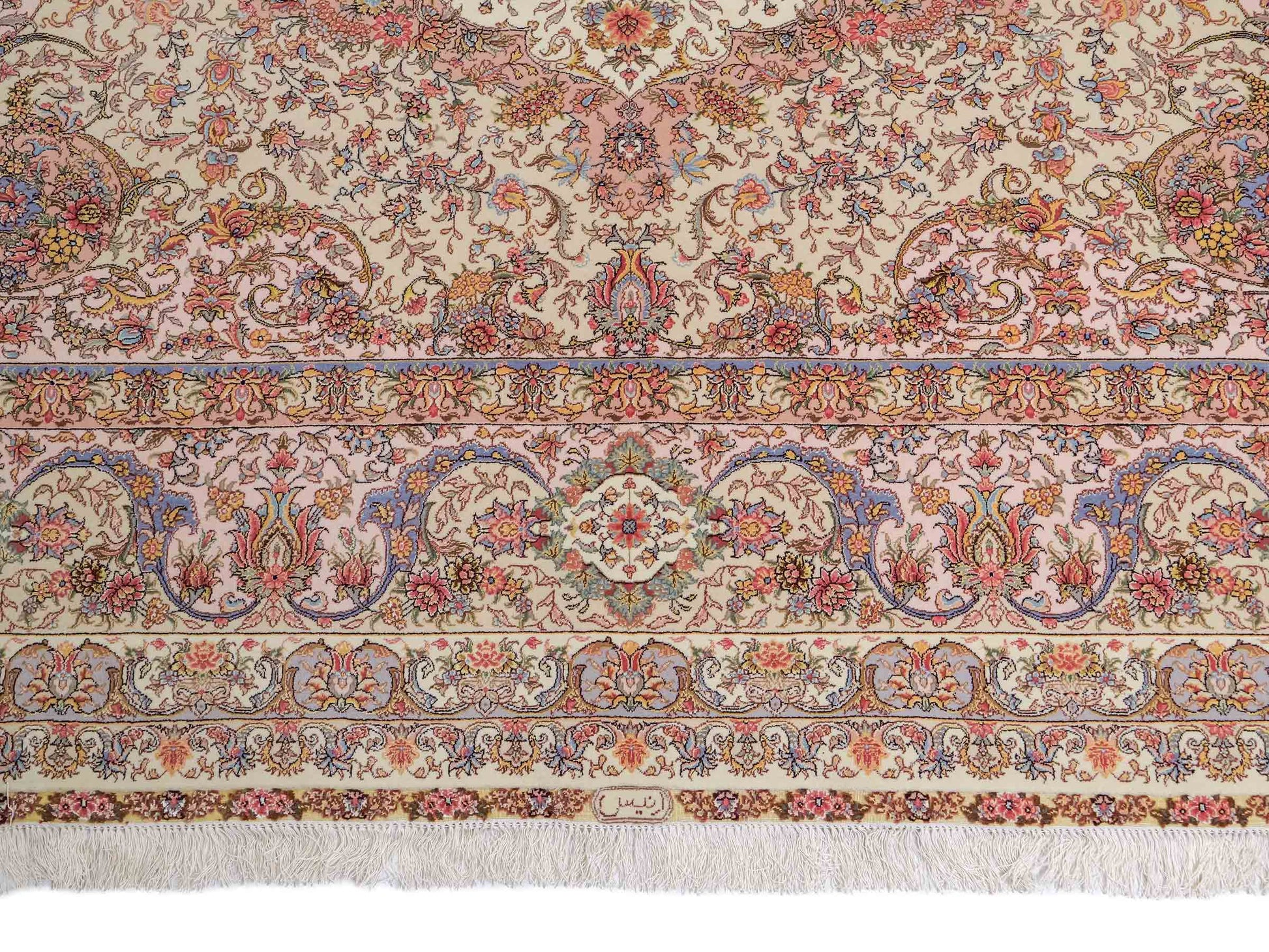 Sehr feiner, handgeknüpfter Khademi Orientteppich mit Täbriz Design aus Wolle mit Seide, creme, grün. 309x250 cm. Vertrieb durch Jupiter Intl.