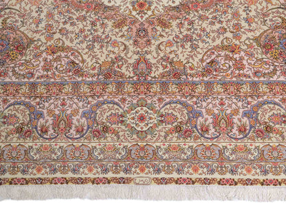 Sehr feiner, handgeknüpfter Khademi Orientteppich mit Täbriz Design aus Wolle mit Seide, creme, grün. 309x250 cm. Vertrieb durch Jupiter Intl.