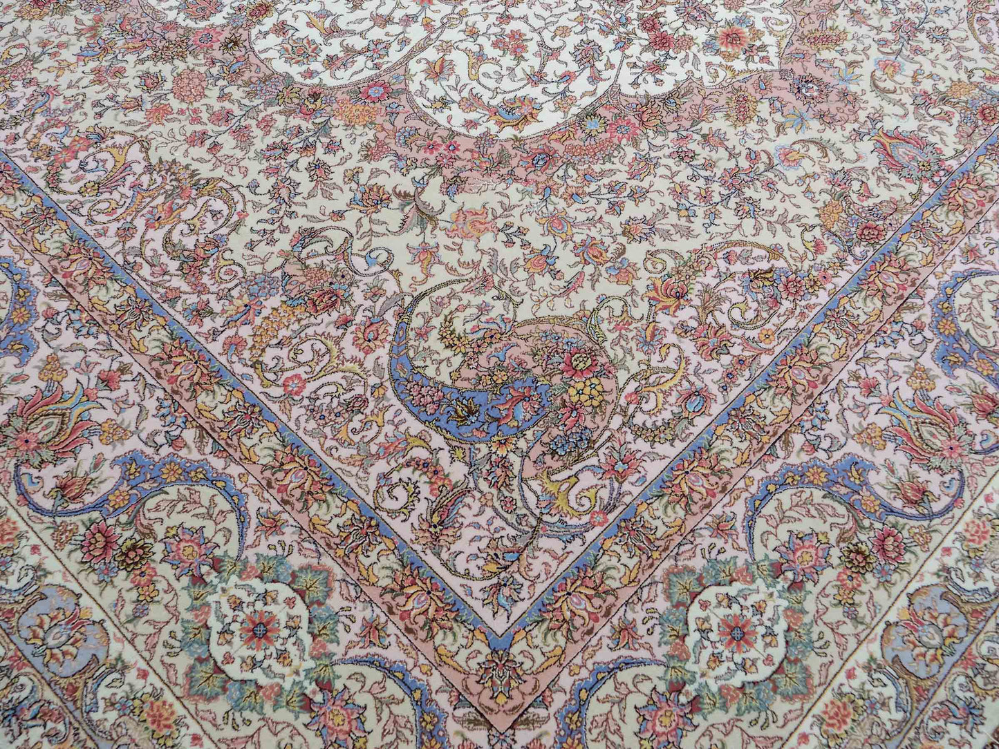 Sehr feiner, handgeknüpfter Khademi Orientteppich mit Täbriz Design aus Wolle mit Seide, creme, grün. 309x250 cm. Vertrieb durch Jupiter Intl.