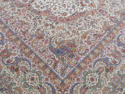 Sehr feiner, handgeknüpfter Khademi Orientteppich mit Täbriz Design aus Wolle mit Seide, creme, grün. 309x250 cm. Vertrieb durch Jupiter Intl.