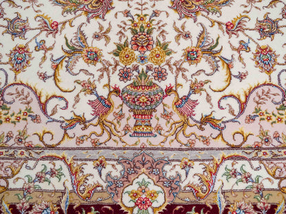 Sehr feiner, handgeknüpfter Khademi Orientteppich mit Täbriz Design aus Wolle mit Seide, creme, rot. 309x252 cm. Vertrieb durch Jupiter Intl.