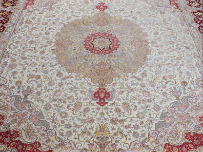 Sehr feiner, handgeknüpfter Khademi Orientteppich mit Täbriz Design aus Wolle mit Seide, creme, rot. 309x252 cm. Vertrieb durch Jupiter Intl.