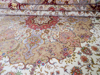 Sehr feiner, handgeknüpfter Khademi Orientteppich mit Täbriz Design aus Wolle mit Seide, creme, rot. 309x252 cm. Vertrieb durch Jupiter Intl.