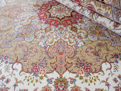 Sehr feiner, handgeknüpfter Khademi Orientteppich mit Täbriz Design aus Wolle mit Seide, creme, rot. 309x252 cm. Vertrieb durch Jupiter Intl.