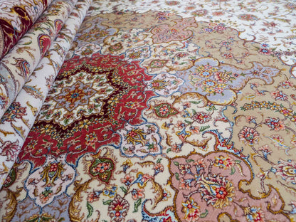 Sehr feiner, handgeknüpfter Khademi Orientteppich mit Täbriz Design aus Wolle mit Seide, creme, rot. 309x252 cm. Vertrieb durch Jupiter Intl.