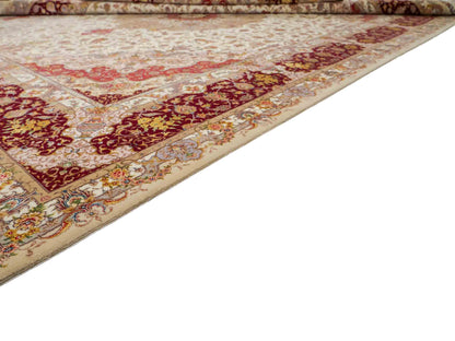 Sehr feiner, handgeknüpfter Khademi Orientteppich mit Täbriz Design aus Wolle mit Seide, creme, rot. 309x252 cm. Vertrieb durch Jupiter Intl.