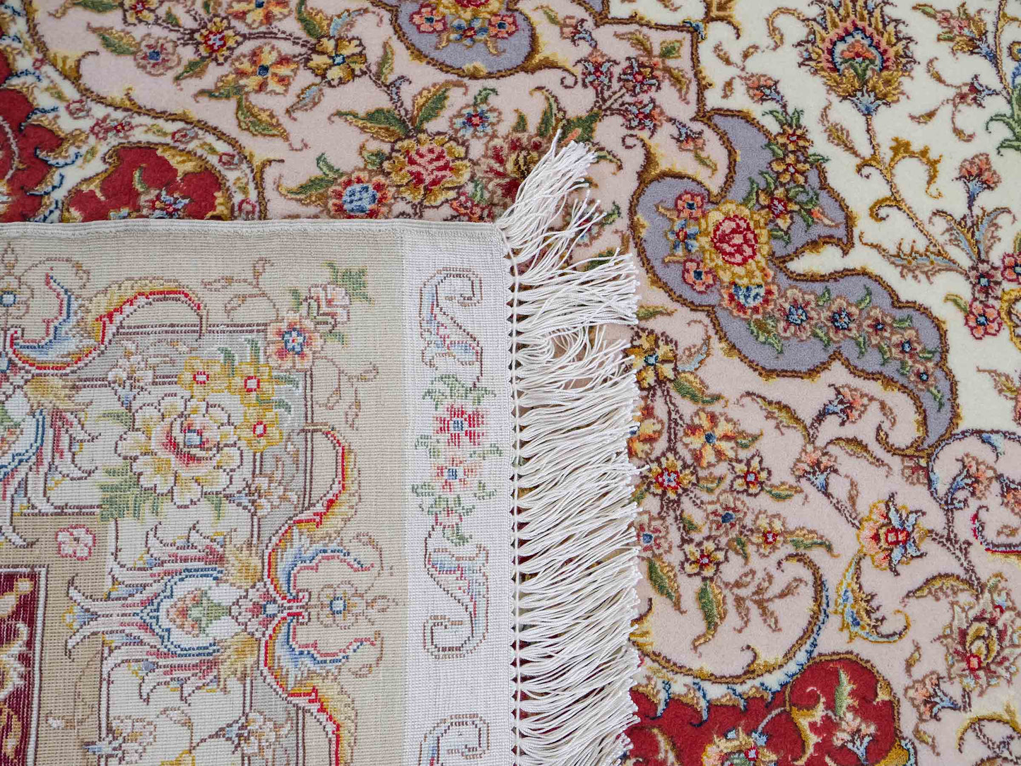 Sehr feiner, handgeknüpfter Khademi Orientteppich mit Täbriz Design aus Wolle mit Seide, creme, rot. 309x252 cm. Vertrieb durch Jupiter Intl.