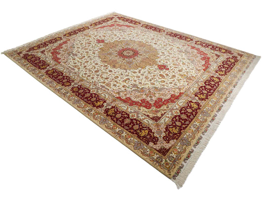 Sehr feiner, handgeknüpfter Khademi Orientteppich mit Täbriz Design aus Wolle mit Seide, creme, rot. 309x252 cm. Vertrieb durch Jupiter Intl.