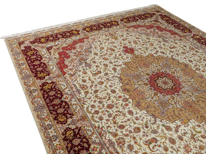 Sehr feiner, handgeknüpfter Khademi Orientteppich mit Täbriz Design aus Wolle mit Seide, creme, rot. 309x252 cm. Vertrieb durch Jupiter Intl.