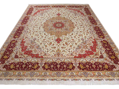 Sehr feiner, handgeknüpfter Khademi Orientteppich mit Täbriz Design aus Wolle mit Seide, creme, rot. 309x252 cm. Vertrieb durch Jupiter Intl.