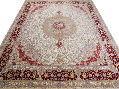 Sehr feiner, handgeknüpfter Khademi Orientteppich mit Täbriz Design aus Wolle mit Seide, creme, rot. 309x252 cm. Vertrieb durch Jupiter Intl.