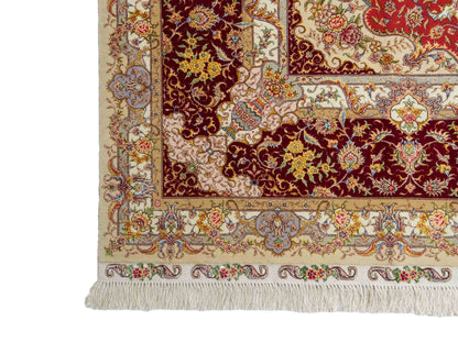 Sehr feiner, handgeknüpfter Khademi Orientteppich mit Täbriz Design aus Wolle mit Seide, creme, rot. 309x252 cm. Vertrieb durch Jupiter Intl.