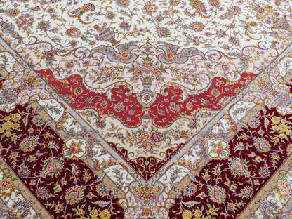 Sehr feiner, handgeknüpfter Khademi Orientteppich mit Täbriz Design aus Wolle mit Seide, creme, rot. 309x252 cm. Vertrieb durch Jupiter Intl.
