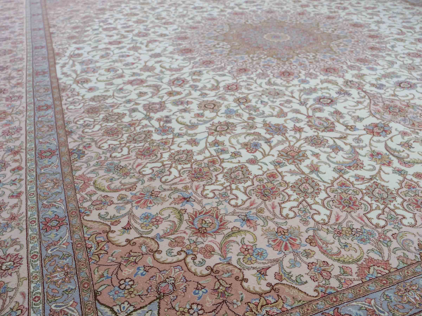 Sehr feiner, handgeknüpfter Khademi Orientteppich mit Täbriz Design aus Wolle mit Seide, creme, rosa, blau. 310x252 cm. Vertrieb durch Jupiter Intl.