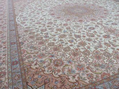 Sehr feiner, handgeknüpfter Khademi Orientteppich mit Täbriz Design aus Wolle mit Seide, creme, rosa, blau. 310x252 cm. Vertrieb durch Jupiter Intl.