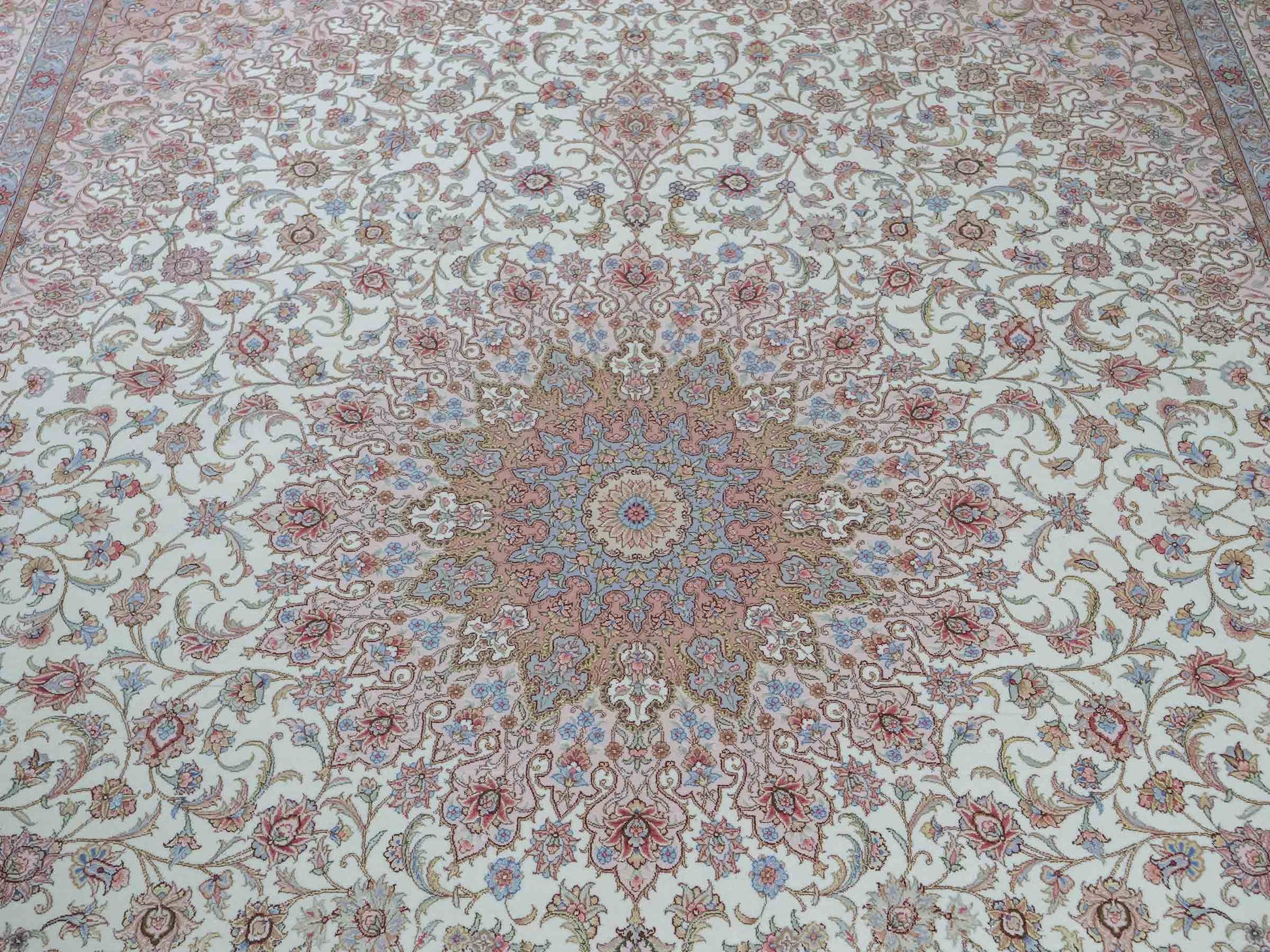 Sehr feiner, handgeknüpfter Khademi Orientteppich mit Täbriz Design aus Wolle mit Seide, creme, rosa, blau. 310x252 cm. Vertrieb durch Jupiter Intl.