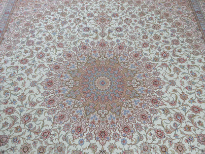 Sehr feiner, handgeknüpfter Khademi Orientteppich mit Täbriz Design aus Wolle mit Seide, creme, rosa, blau. 310x252 cm. Vertrieb durch Jupiter Intl.