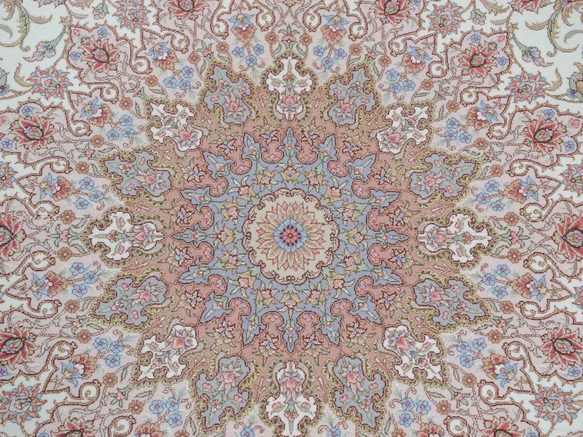 Sehr feiner, handgeknüpfter Khademi Orientteppich mit Täbriz Design aus Wolle mit Seide, creme, rosa, blau. 310x252 cm. Vertrieb durch Jupiter Intl.