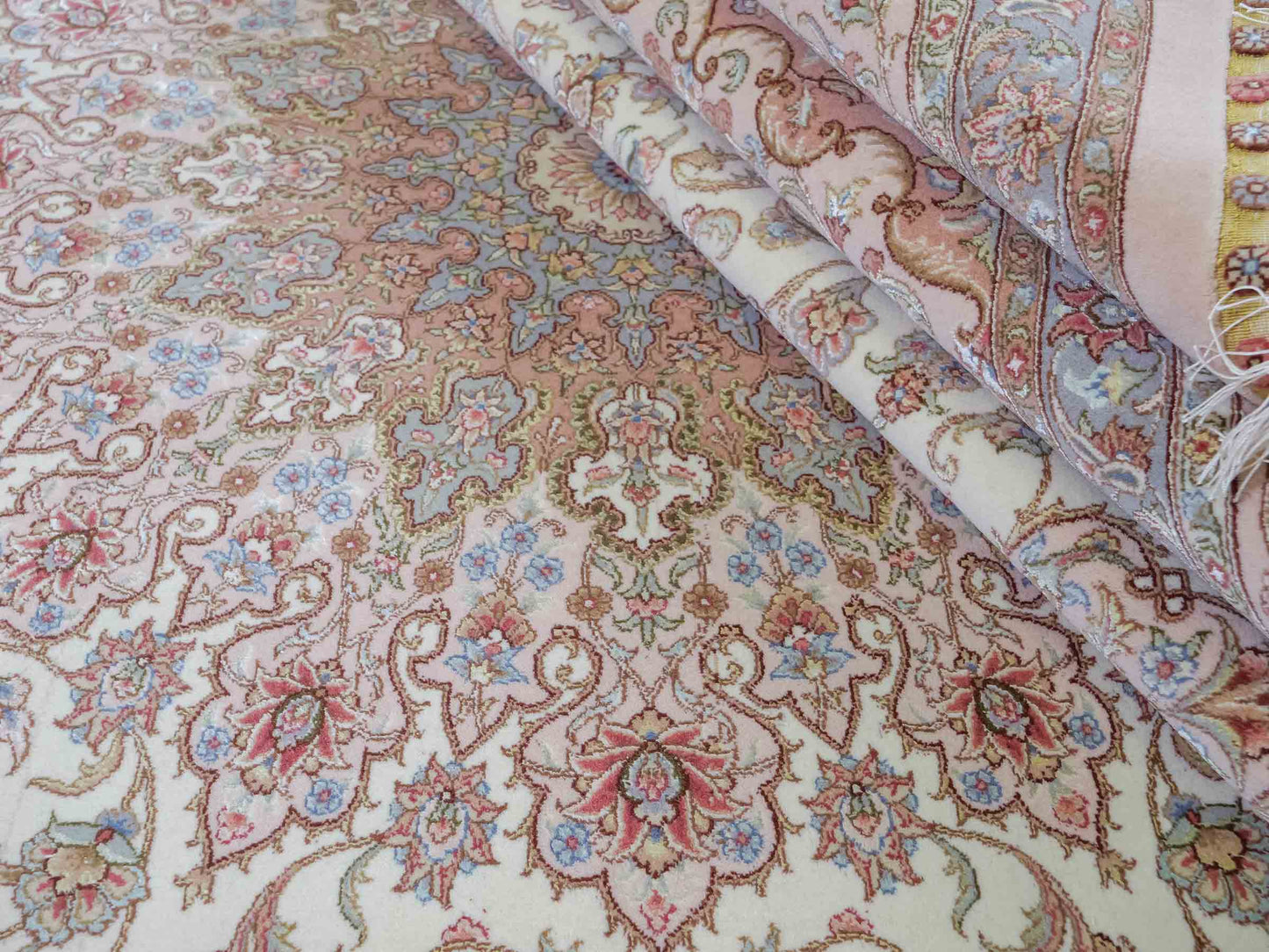 Sehr feiner, handgeknüpfter Khademi Orientteppich mit Täbriz Design aus Wolle mit Seide, creme, rosa, blau. 310x252 cm. Vertrieb durch Jupiter Intl.