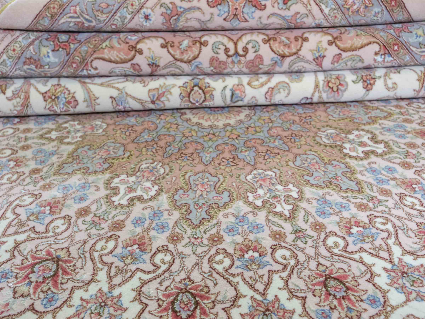 Sehr feiner, handgeknüpfter Khademi Orientteppich mit Täbriz Design aus Wolle mit Seide, creme, rosa, blau. 310x252 cm. Vertrieb durch Jupiter Intl.