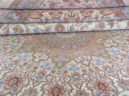 Sehr feiner, handgeknüpfter Khademi Orientteppich mit Täbriz Design aus Wolle mit Seide, creme, rosa, blau. 310x252 cm. Vertrieb durch Jupiter Intl.