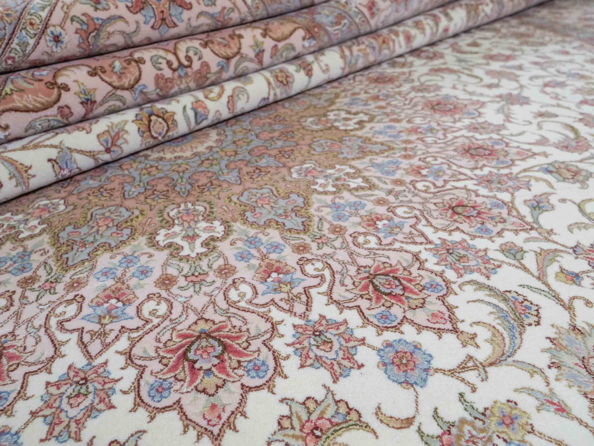 Sehr feiner, handgeknüpfter Khademi Orientteppich mit Täbriz Design aus Wolle mit Seide, creme, rosa, blau. 310x252 cm. Vertrieb durch Jupiter Intl.