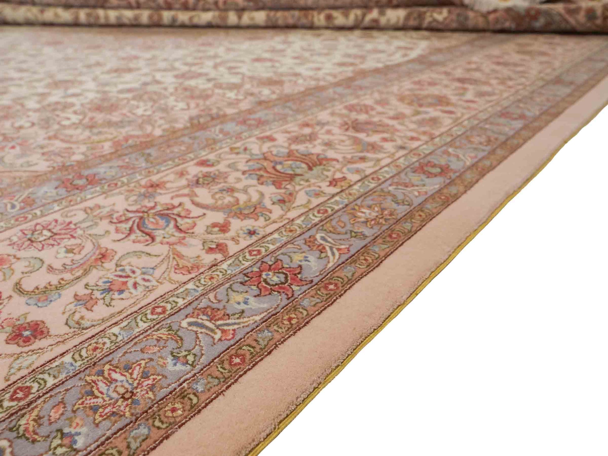 Sehr feiner, handgeknüpfter Khademi Orientteppich mit Täbriz Design aus Wolle mit Seide, creme, rosa, blau. 310x252 cm. Vertrieb durch Jupiter Intl.
