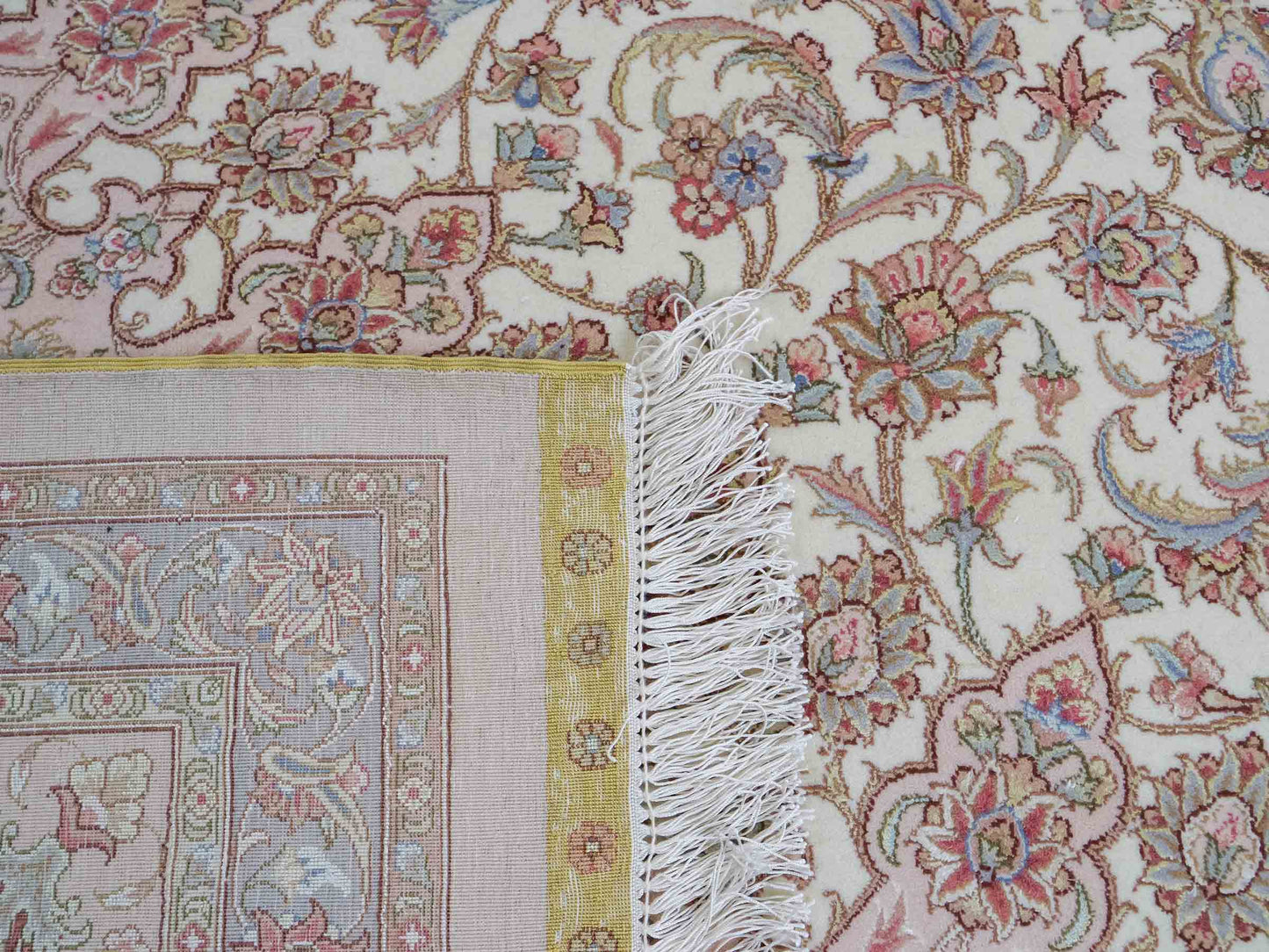 Sehr feiner, handgeknüpfter Khademi Orientteppich mit Täbriz Design aus Wolle mit Seide, creme, rosa, blau. 310x252 cm. Vertrieb durch Jupiter Intl.