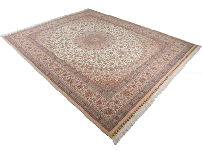 Sehr feiner, handgeknüpfter Khademi Orientteppich mit Täbriz Design aus Wolle mit Seide, creme, rosa, blau. 310x252 cm. Vertrieb durch Jupiter Intl.