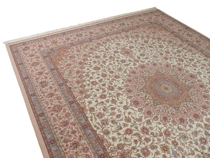 Sehr feiner, handgeknüpfter Khademi Orientteppich mit Täbriz Design aus Wolle mit Seide, creme, rosa, blau. 310x252 cm. Vertrieb durch Jupiter Intl.
